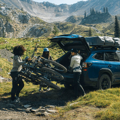 Thule Epos 3-Bike HItch Rack in Black lifestyle