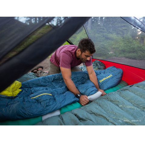 Therm-A-Rest Saros 20 Degree Synthetic Sleeping Bag in Stargazer lifestyle