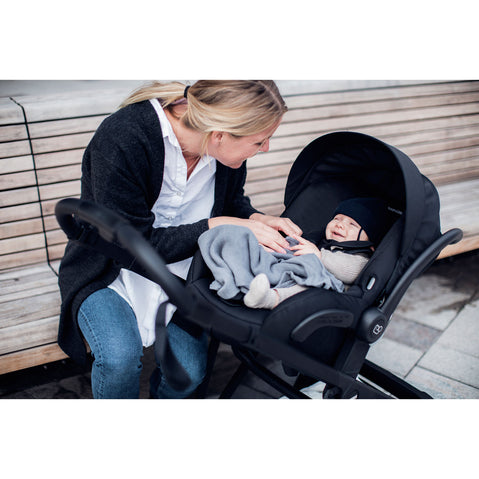 Thule Shine Stroller in Misty Rose/Black lifestyle
