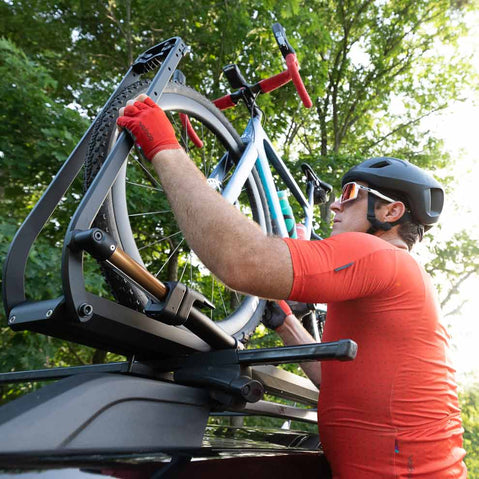 Kuat Piston SR Bike Roof Rack man loading a bike