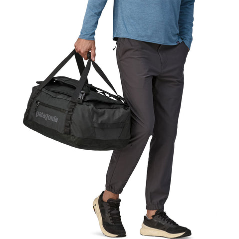Patagonia Black Hole Duffel 40L in Black model carry